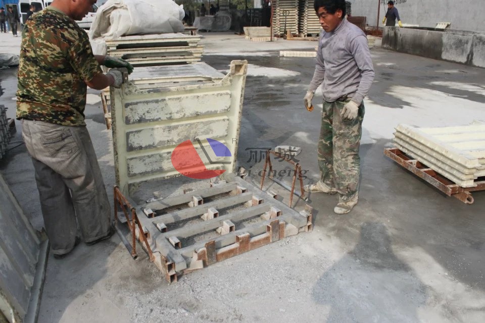 混凝土模具脱模过程